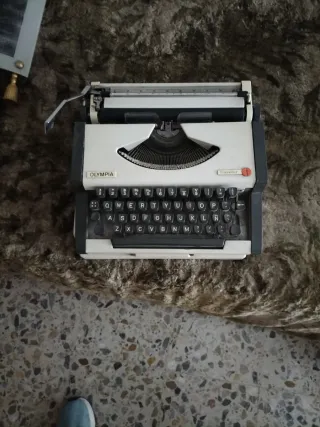 Máquina de escribir Olympia Traveller portátil