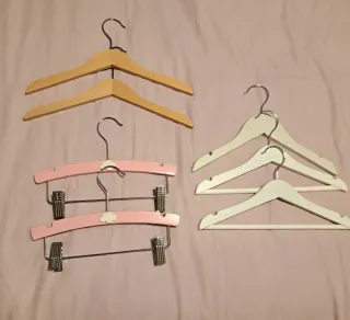 Lote de perchas madera infantiles (rosa y madera)