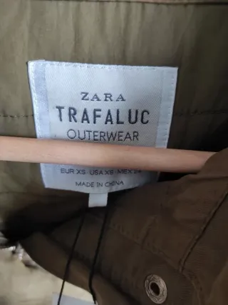 Chaqueta Zara Verde Oliva con Capucha y Pelo