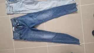 Varios pantalones vaqueros,pitillo y rectos.