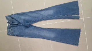 Varios pantalones vaqueros,pitillo y rectos.