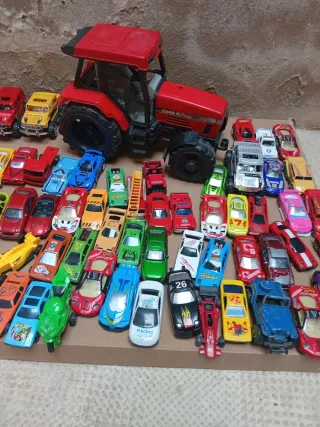 Lote coches y tractor de juguete