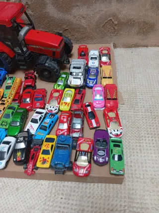 Lote coches y tractor de juguete