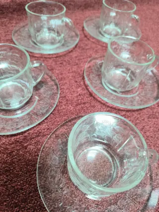 Juego de  6 tazas y platillos de cristal