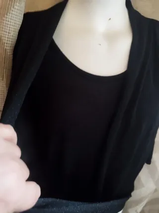 Top negro cruzado con brillos