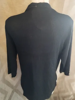 Top negro cruzado con brillos