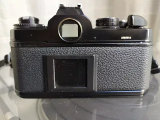 Nikon fe2 negra con defecto en cortinilla.