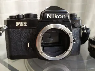 Nikon fe2 negra con defecto en cortinilla.
