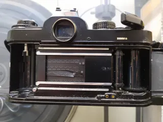 Nikon fe2 negra con defecto en cortinilla.