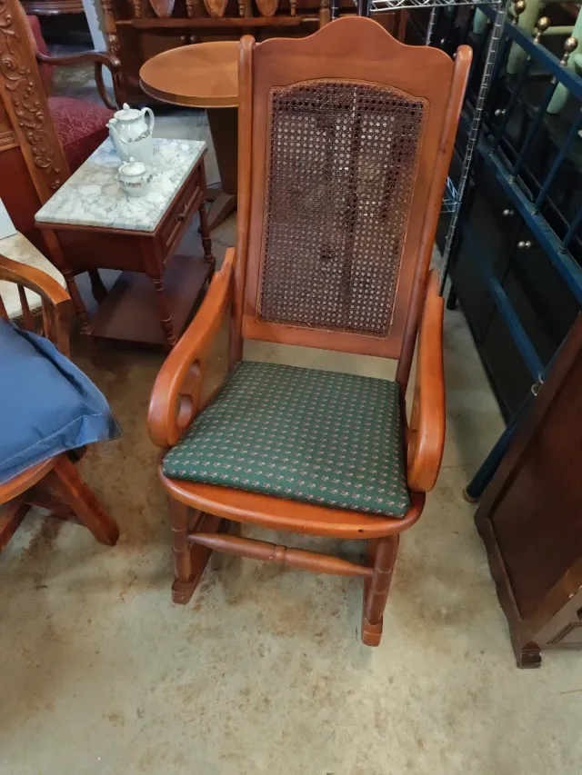 Mecedora de madera con rejilla