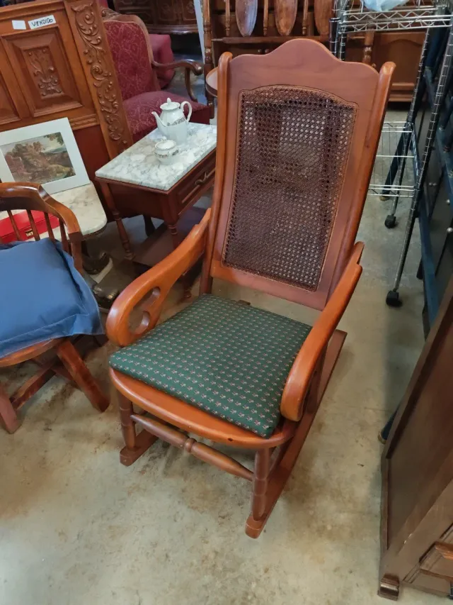 Mecedora de madera con rejilla