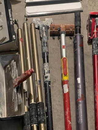 Zancos para pladur y herramientas de encintar.