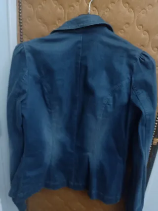 Chaqueta vaquera azul talla 34,  96% de algodón