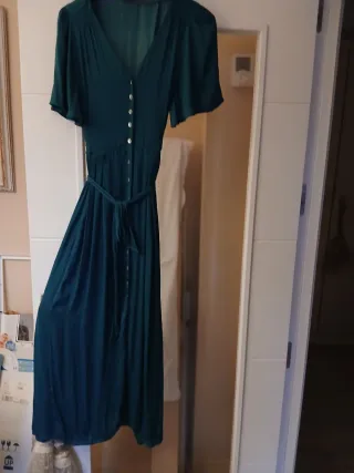 Vestido verde con botones y cinturón