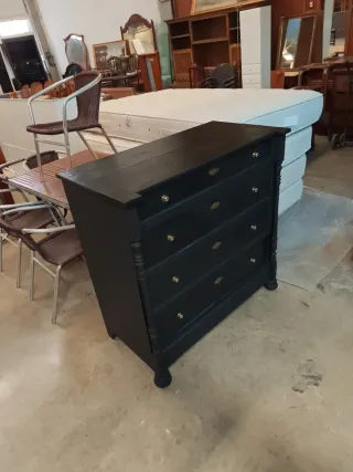 Cómoda de madera negra