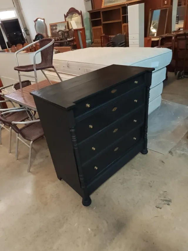 Cómoda de madera negra