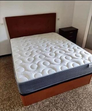 Canapé cama marrón y colchón