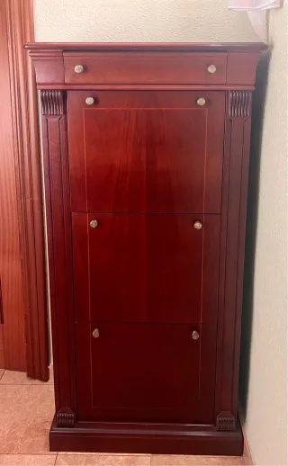 Zapatero de madera marrón