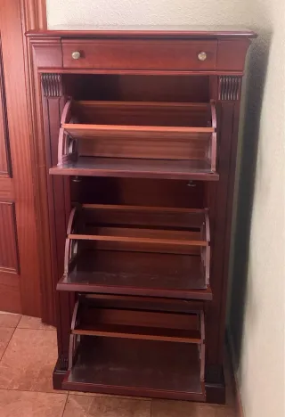 Zapatero de madera marrón