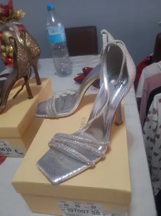 Zapatos de tacón plateados para fiesta