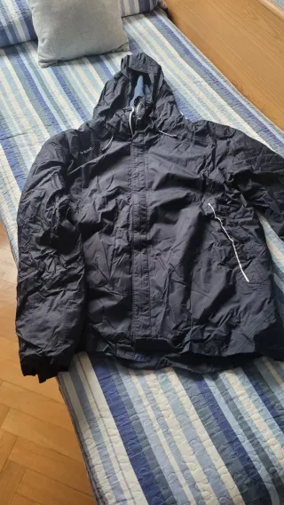 Anorak azul con capucha ideal para la nieve