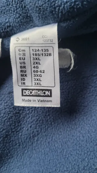 Anorak azul con capucha ideal para la nieve