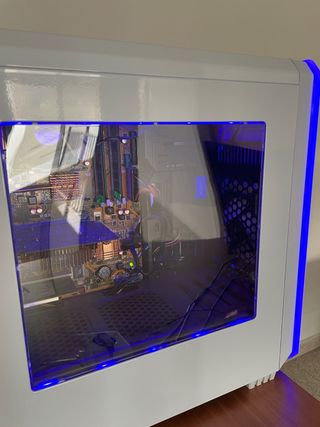 Ordenador sobremesa blanco y azul