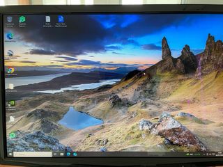 Ordenador sobremesa blanco y azul