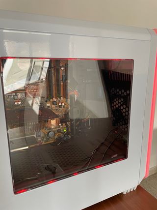 Ordenador sobremesa blanco y azul