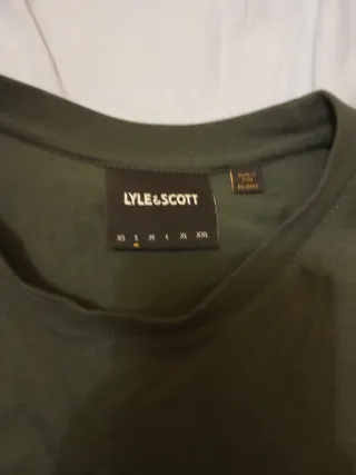 Camiseta verde oliva con logo