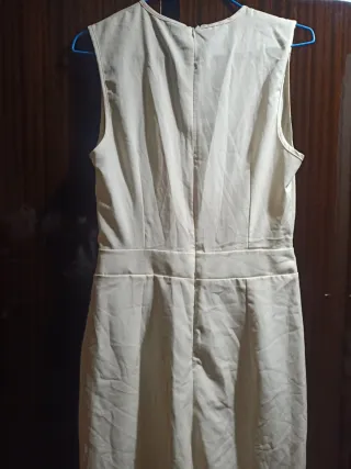 Mono beige con cadena dorada