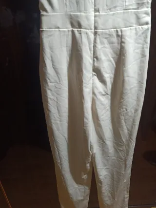 Mono beige con cadena dorada