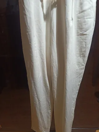 Mono beige con cadena dorada