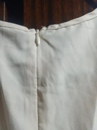 Mono beige con cadena dorada