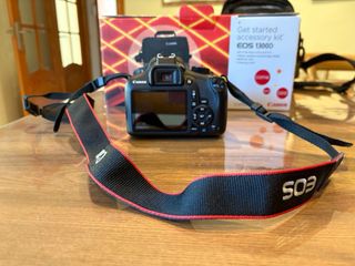 Cámara Canon EOS 1300D con kit accesorio