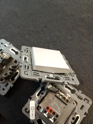 Interruptor conmutador Legrand Valena next