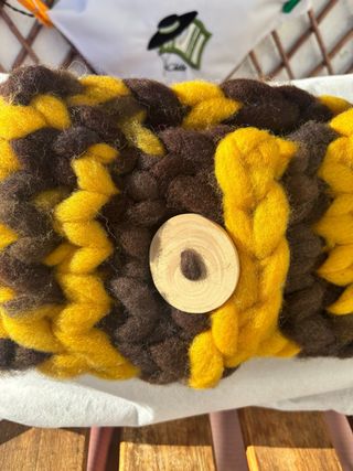 Bufanda tejida marrón y amarilla