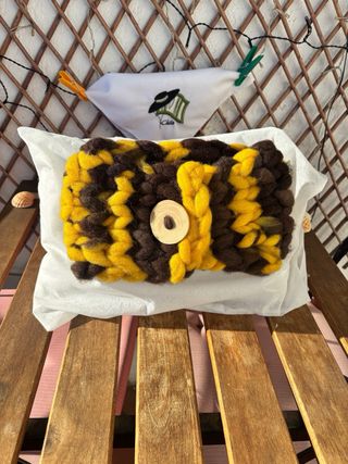 Bufanda tejida marrón y amarilla