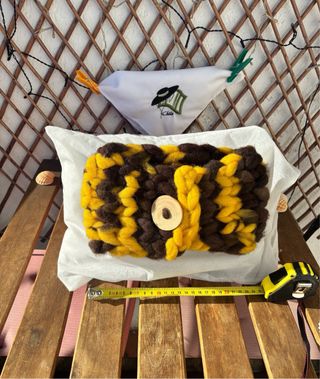 Bufanda tejida marrón y amarilla