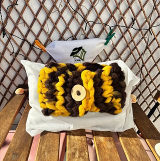 Bufanda tejida marrón y amarilla