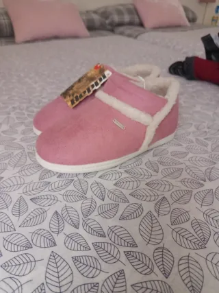 Pantuflas rosas nuevas