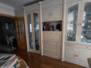 Mueble de salón beige y dorado