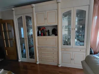 Mueble de salón beige y dorado