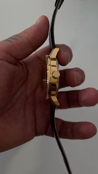 Reloj Guess Hombre/León/Dorado Correa Piel Negra44