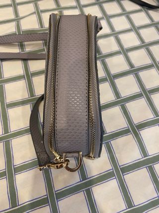 Bolso gris con correa