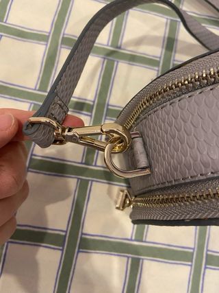 Bolso gris con correa