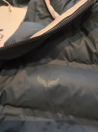 Chaqueta acolchada verde con etiqueta