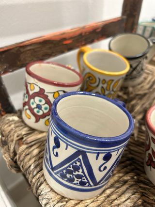 Tazas de cerámica pintadas a mano
