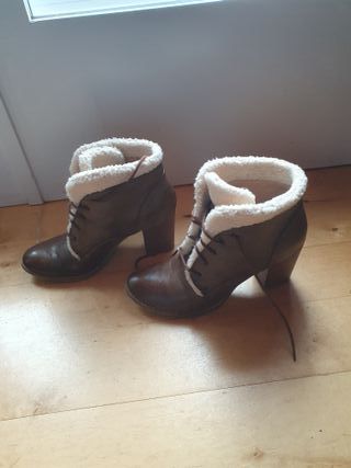 Botines marrones de tacón con borreguito talla 38.
