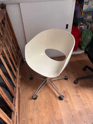 Silla de escritorio crema con ruedas